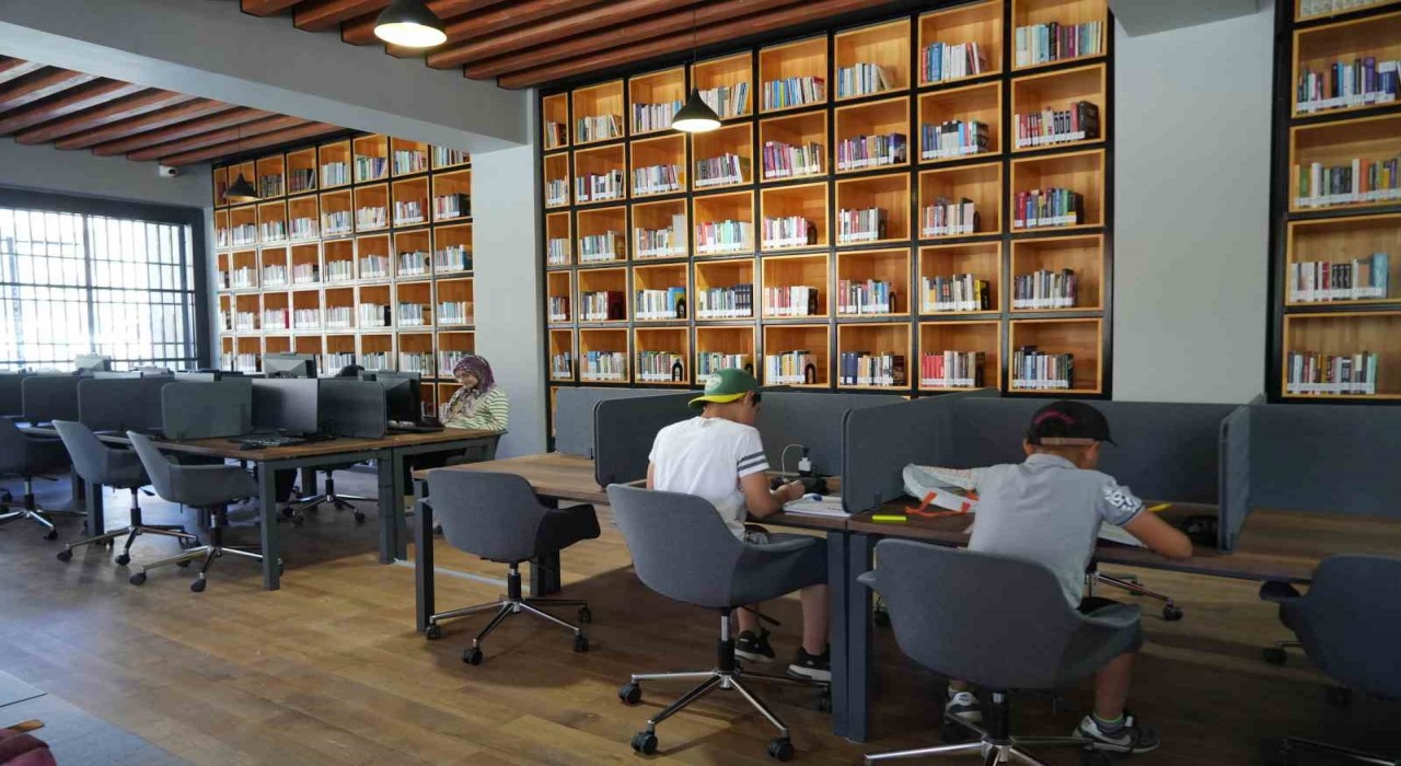 Niğdede Yaşar Kaplan Kütüphanesi ve Dr. Müzeyyen Toker Kadın Yaşam Merkezi açıldı