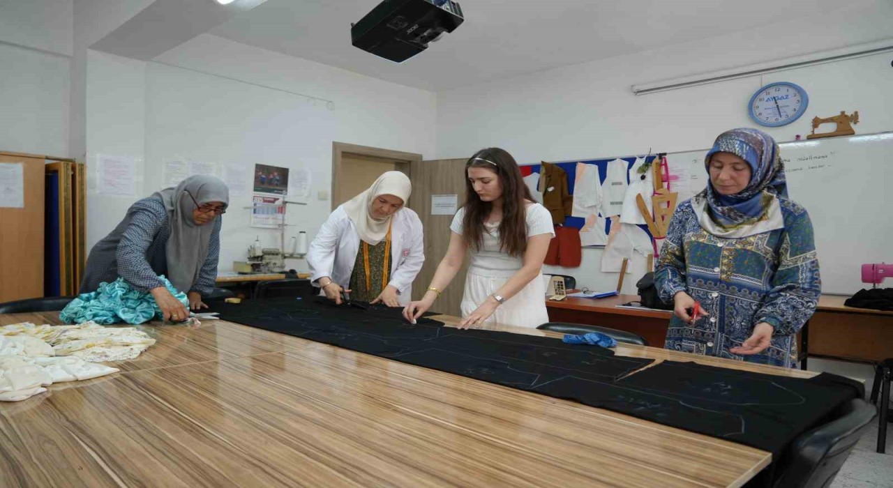 Niğdeli kursiyerler Gazzeli çocuklar için binlerce kıyafet dikti