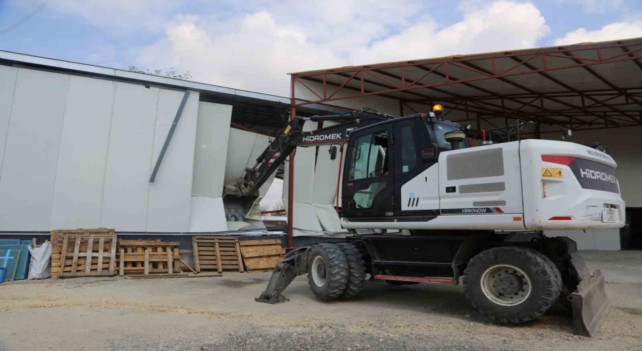 Nilüferde kaçak 2 iş yeri yıkıldı