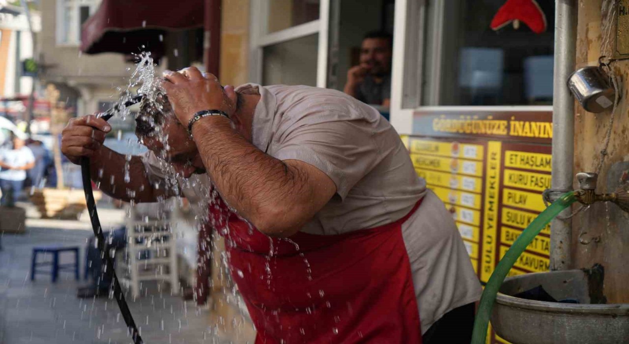 Ocak başından hortum başına: Bayburtta kavurucu sıcağa ‘hortumlu çözüm