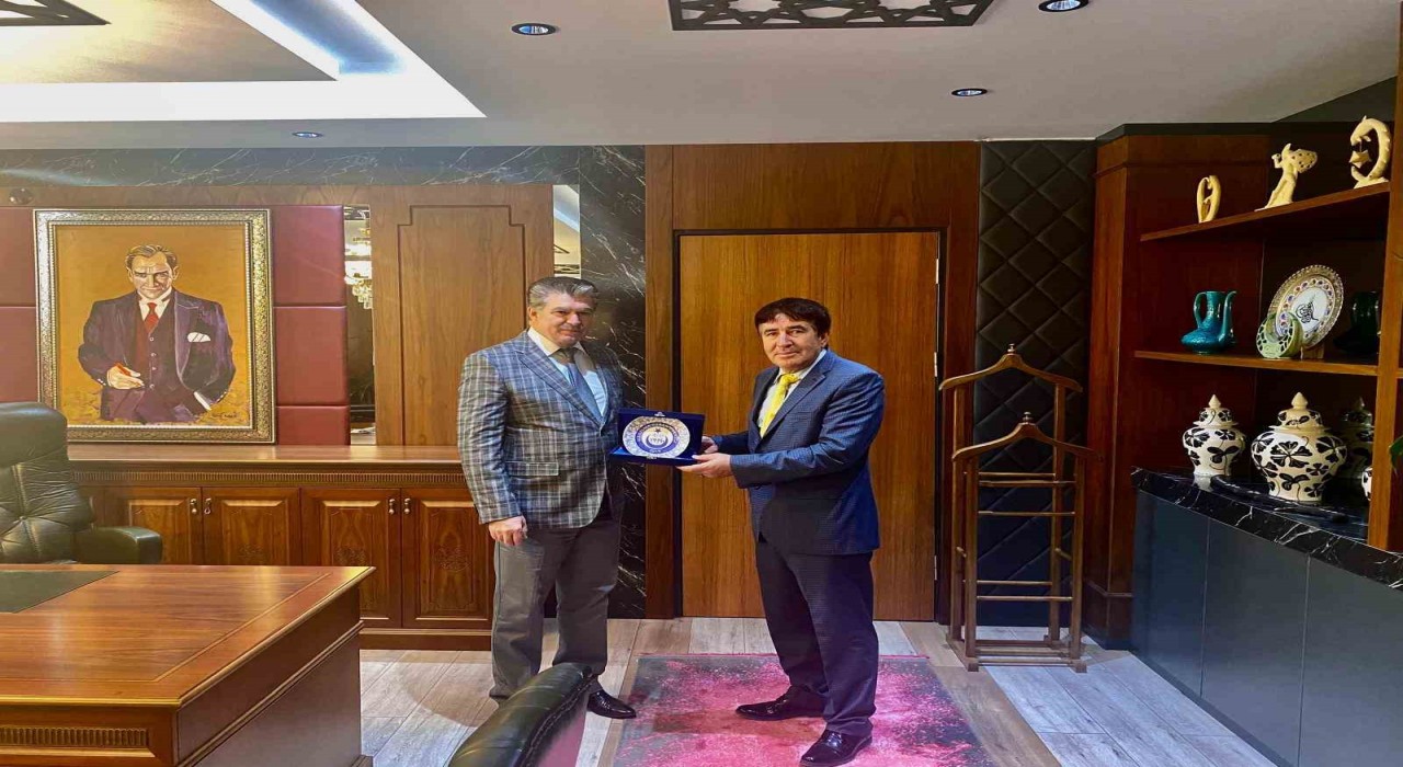 Odunpazarı Kaymakamı Ömer Uluya plâket takdimi