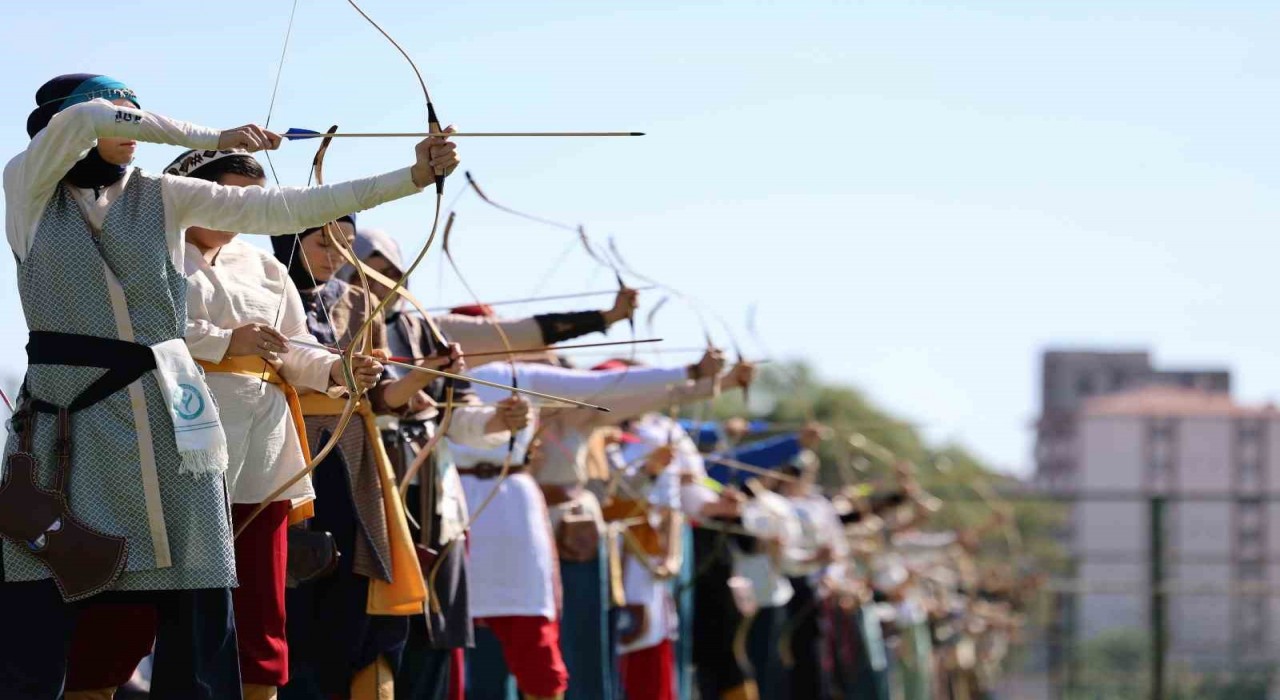 Okçular Sivasta derece ve milli takım için yarışıyor