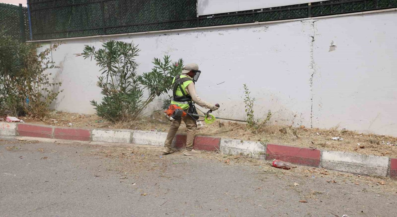 Okul bahçelerinde ot biçme çalışması yapılıyor