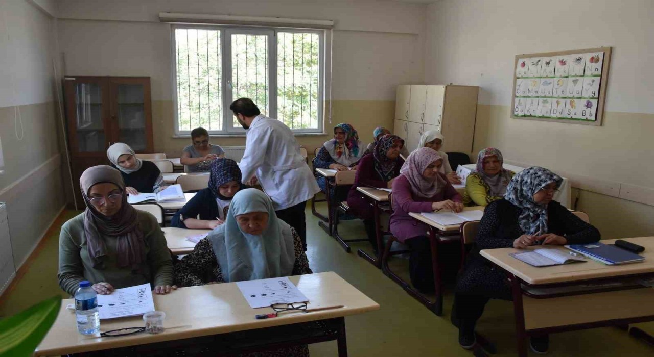 Okuma yazma kursu öğrenmenin yaşının olmadığını gösteriyor
