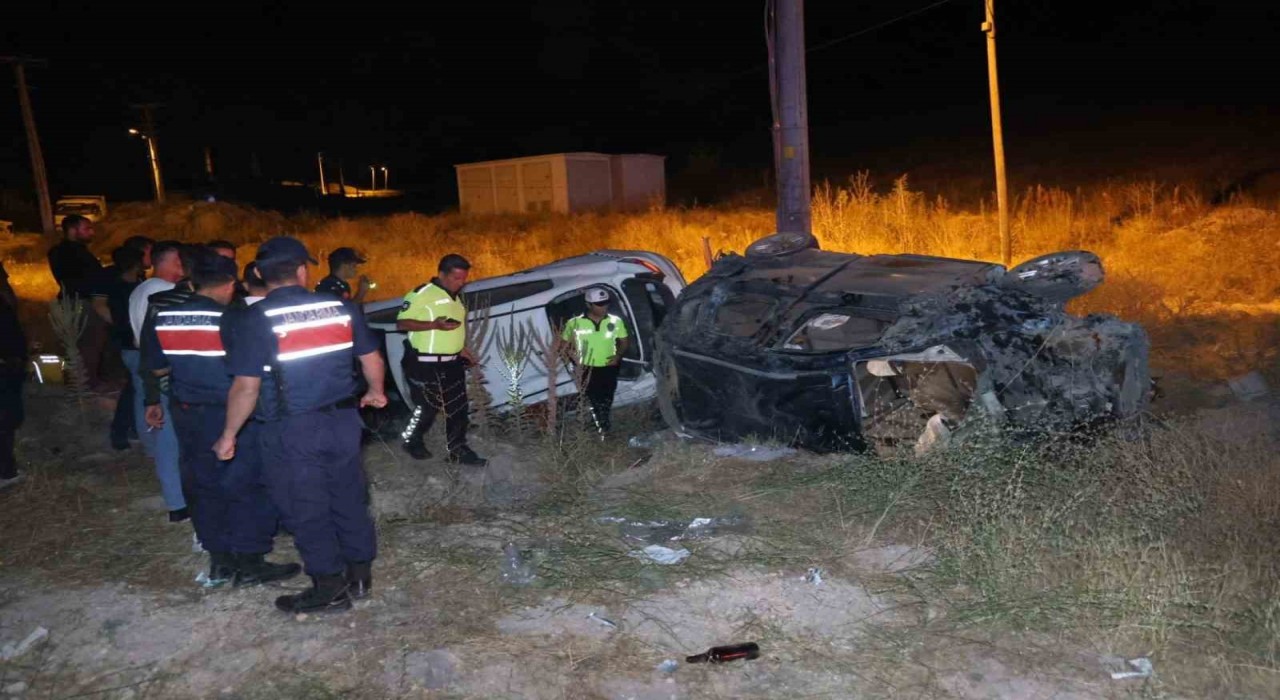 Önündeki araca çarptı, iki araç da takla attı: 2si ağır 5 yaralı