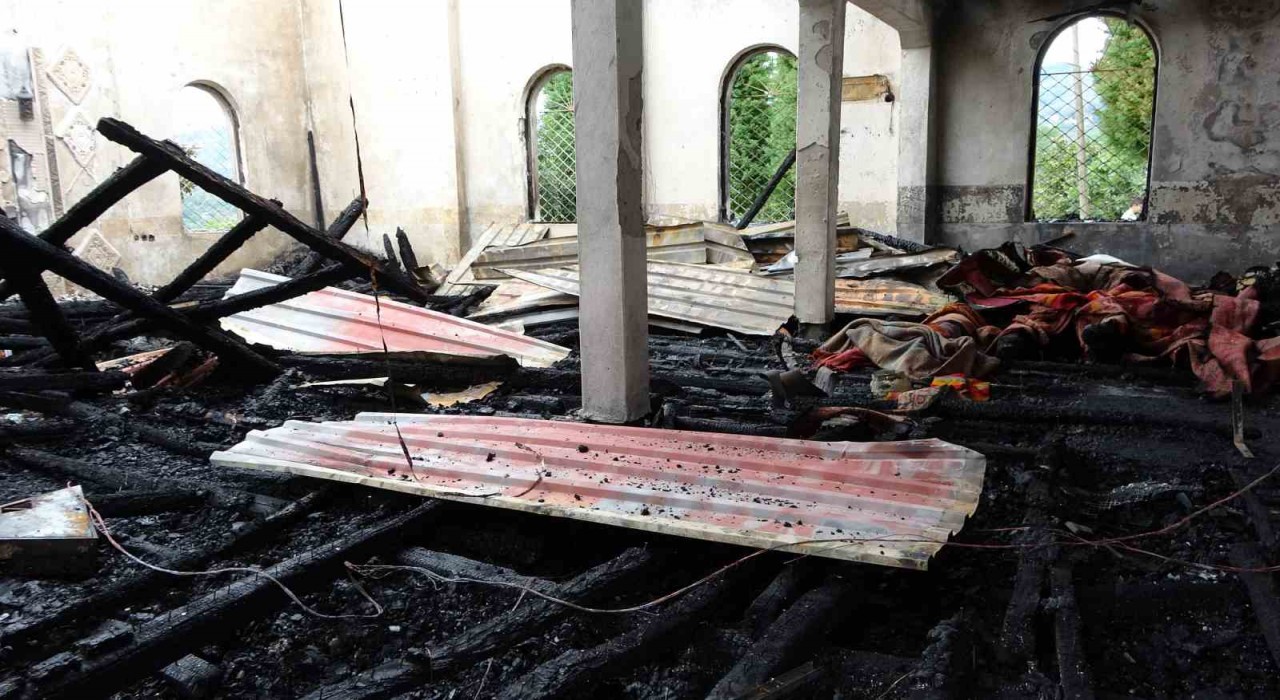 Orduda 60 yıllık cami küle döndü