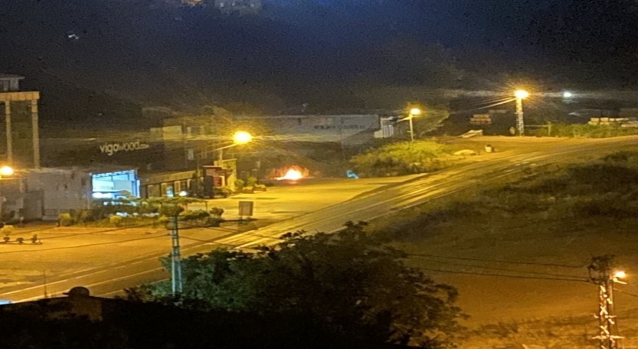 Orduda çöp konteynerinde çıkan yangın binaya sıçramadan söndürüldü