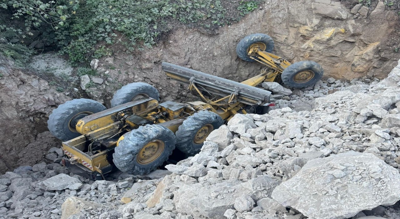 Orduda freni patlayan iş makinası uçuruma yuvalandı: O anlar kamerada