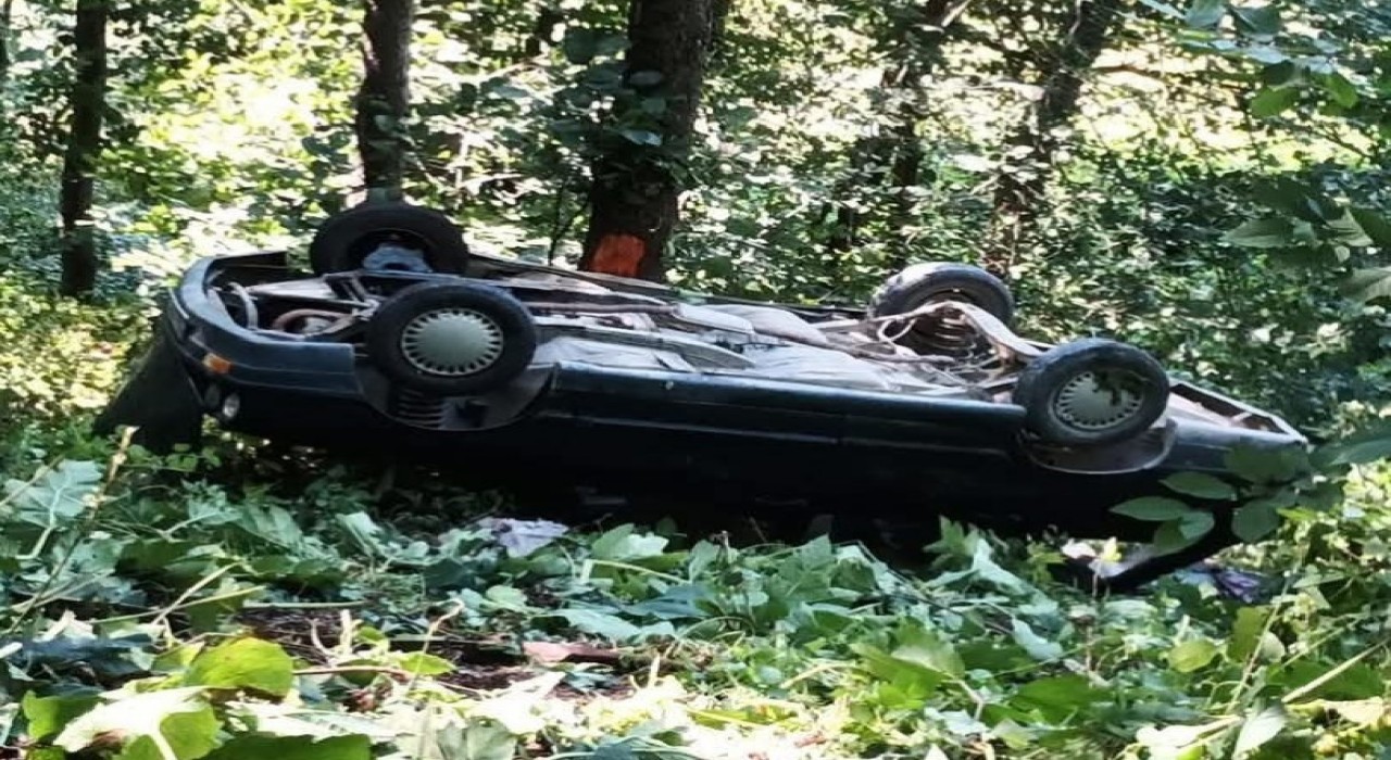 Orduda otomobil ormanlık alana yuvarlandı: 3 yaralı