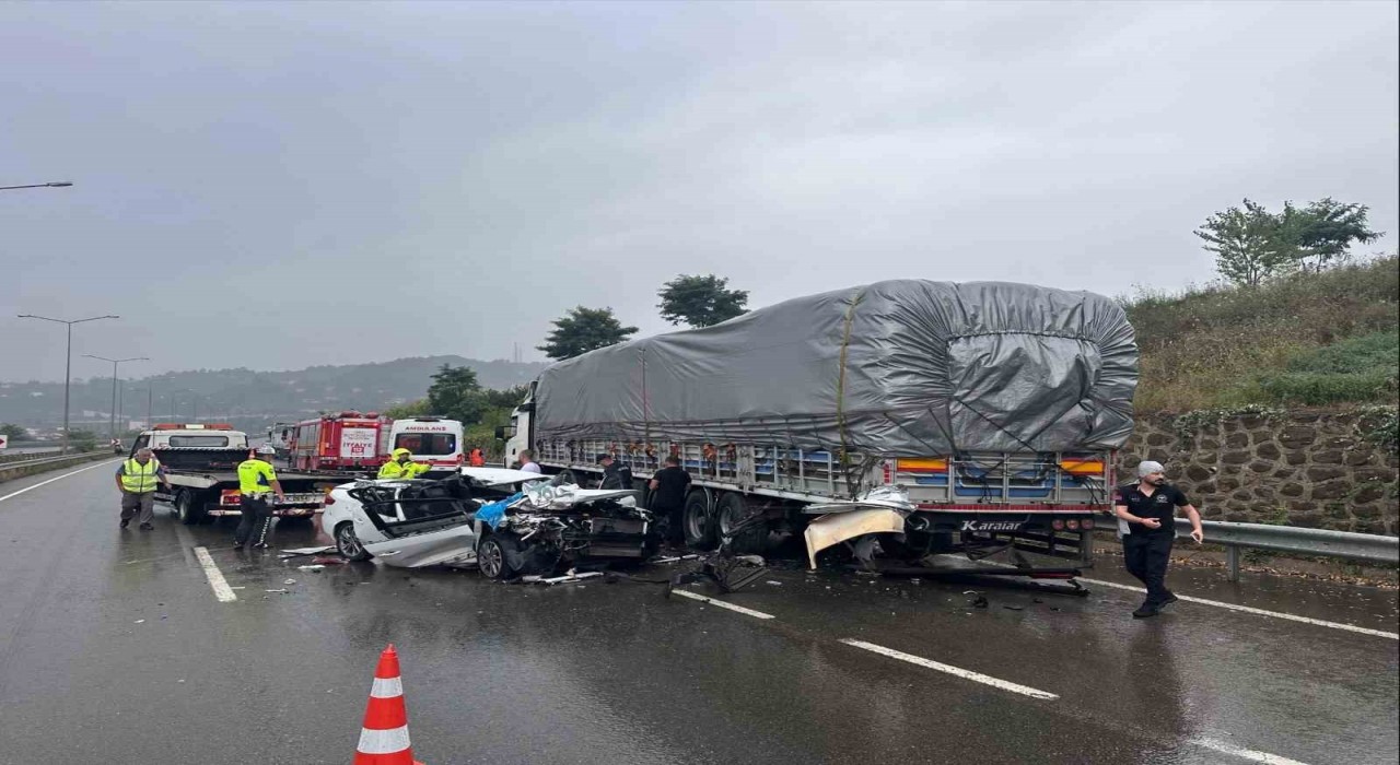 Orduda otomobil park halindeki tıra çarptı: 1 ölü, 2 yaralı