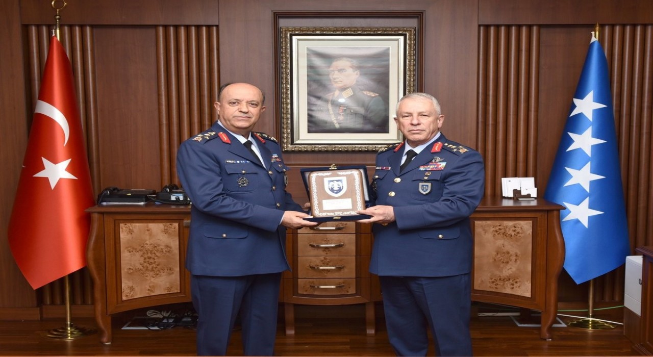 Orgeneral Güneykaya, Muharip Hava Kuvveti Komutanlığı görevini Korgeneral Dalkırana devretti