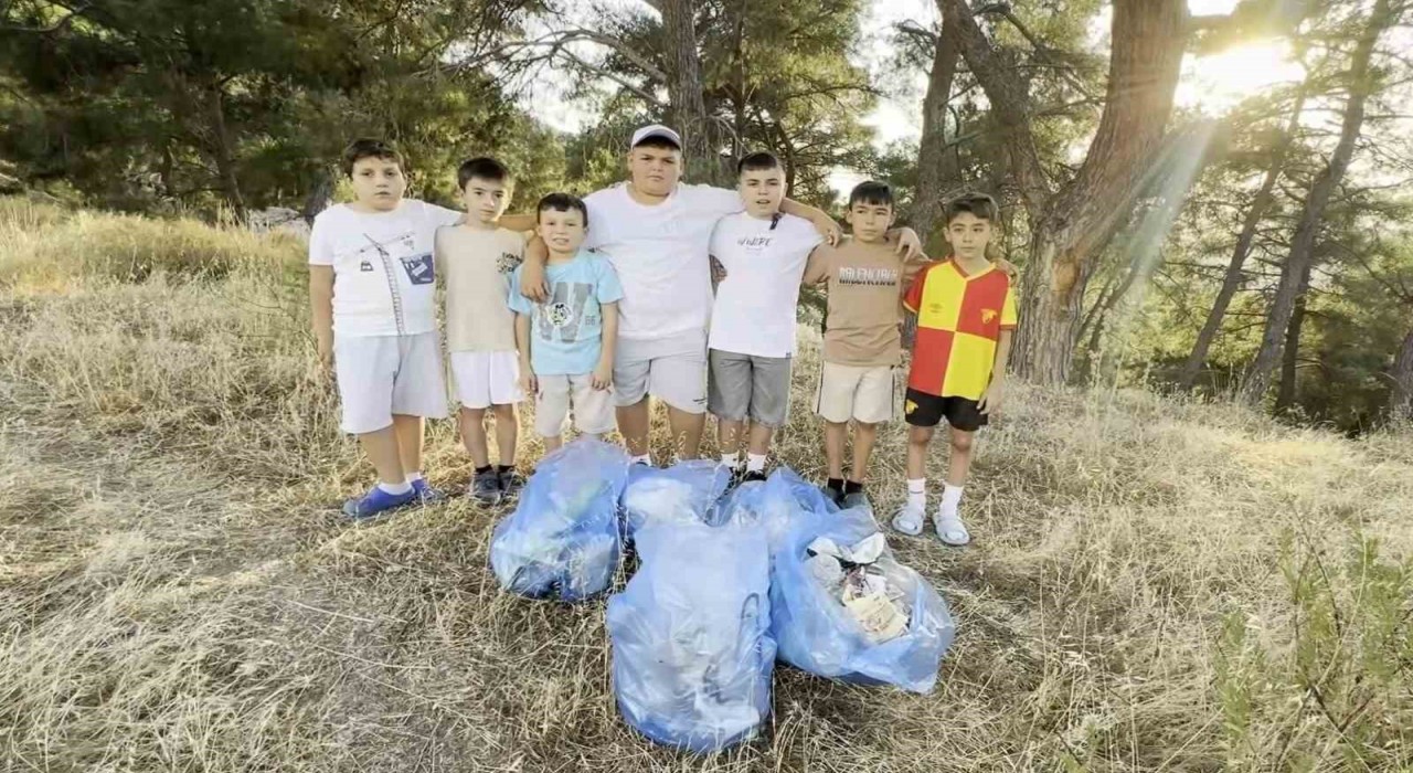 Orman yangınından etkilendiler, çöpleri toplayarak büyüklerine örnek oldular