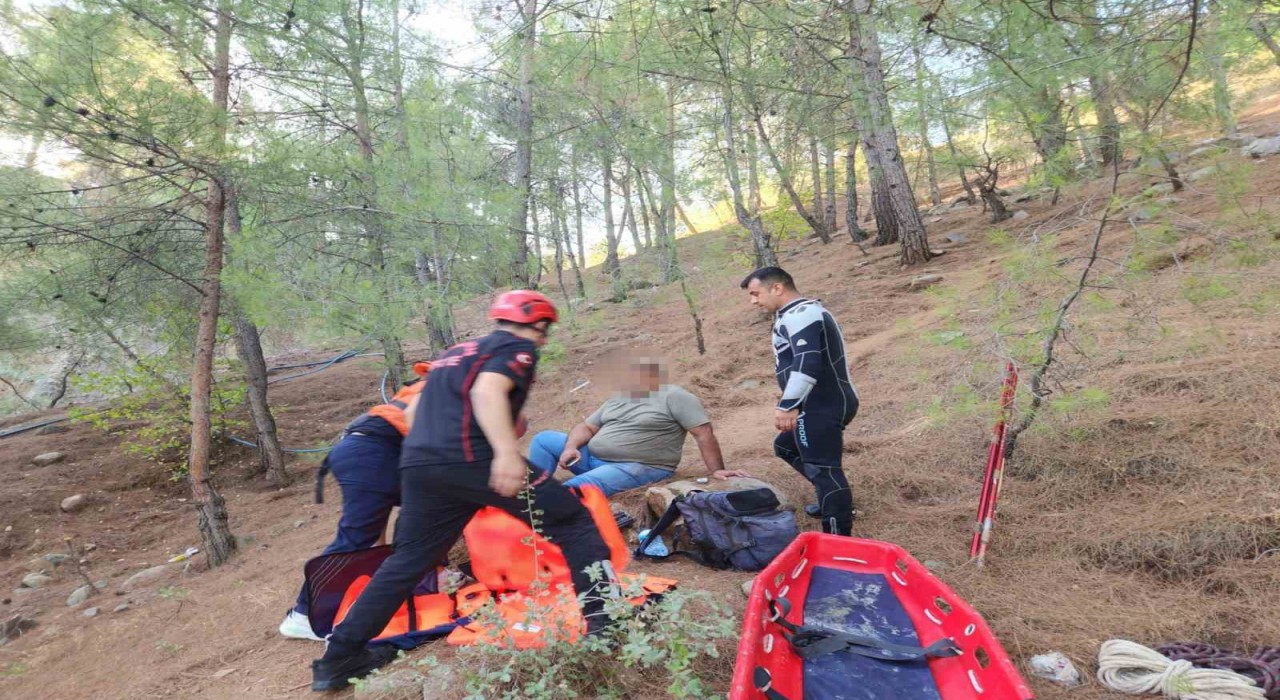 Ormanda ayağı kırılan vatandaşı itfaiye ekipleri kurtardı