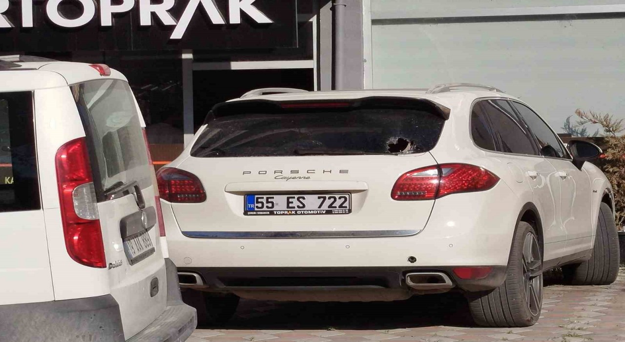 Osmancıkta park halindeki araç kurşunlandı