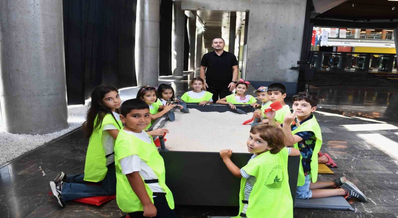 Osmangazide çocuklar arkeolojiyi deneyimleyek öğreniyor