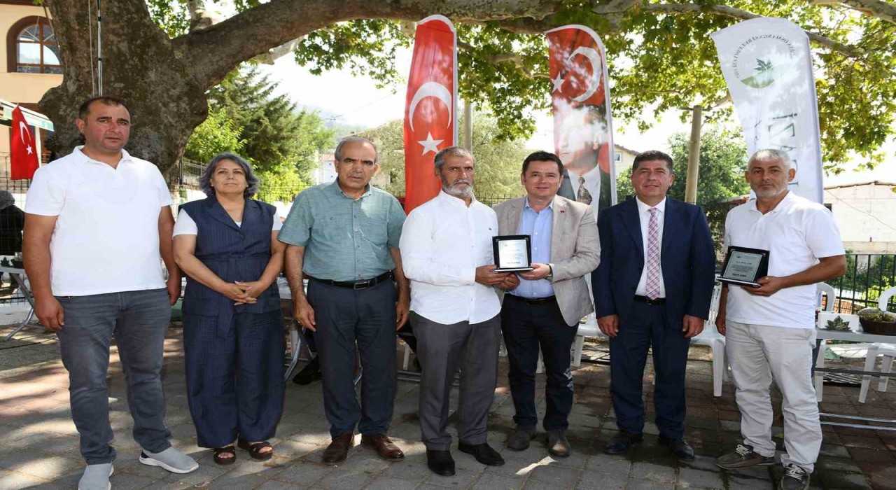 Osmangazinin gönüllü temizlik elçilerine teşekkür plaketi