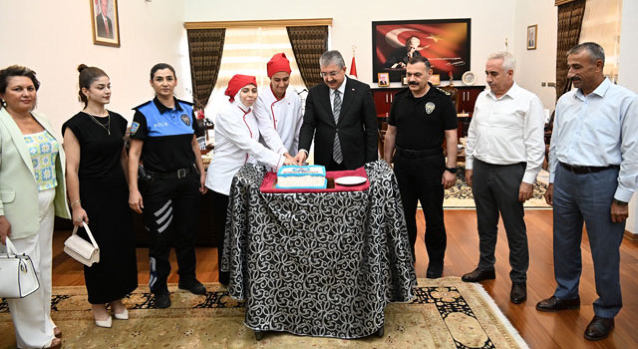 Osmaniye Valisi Yılmaz, Kursiyer Öğrencilerle Pasta Kesti