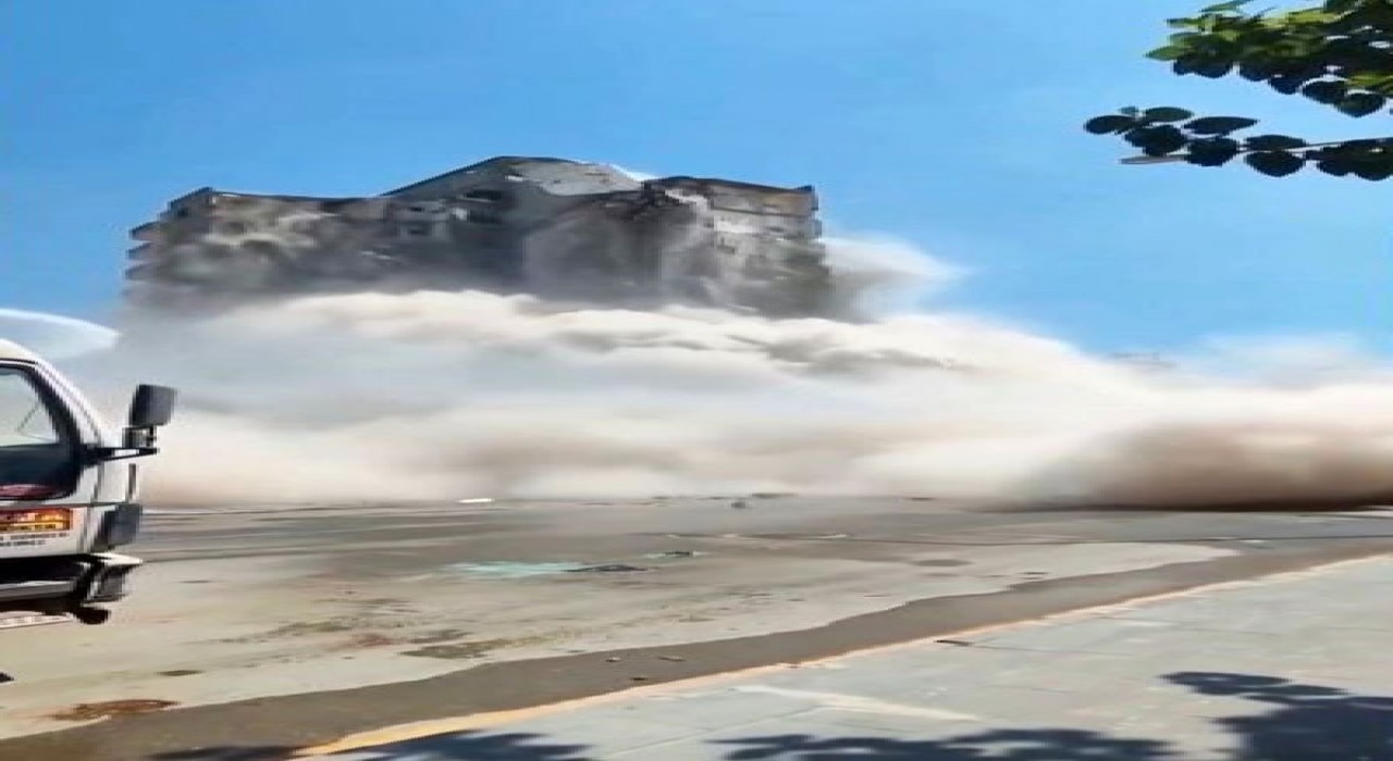 Osmaniyede 11 katlı binanın yıkım anı cep telefonu kamerasına yansıdı