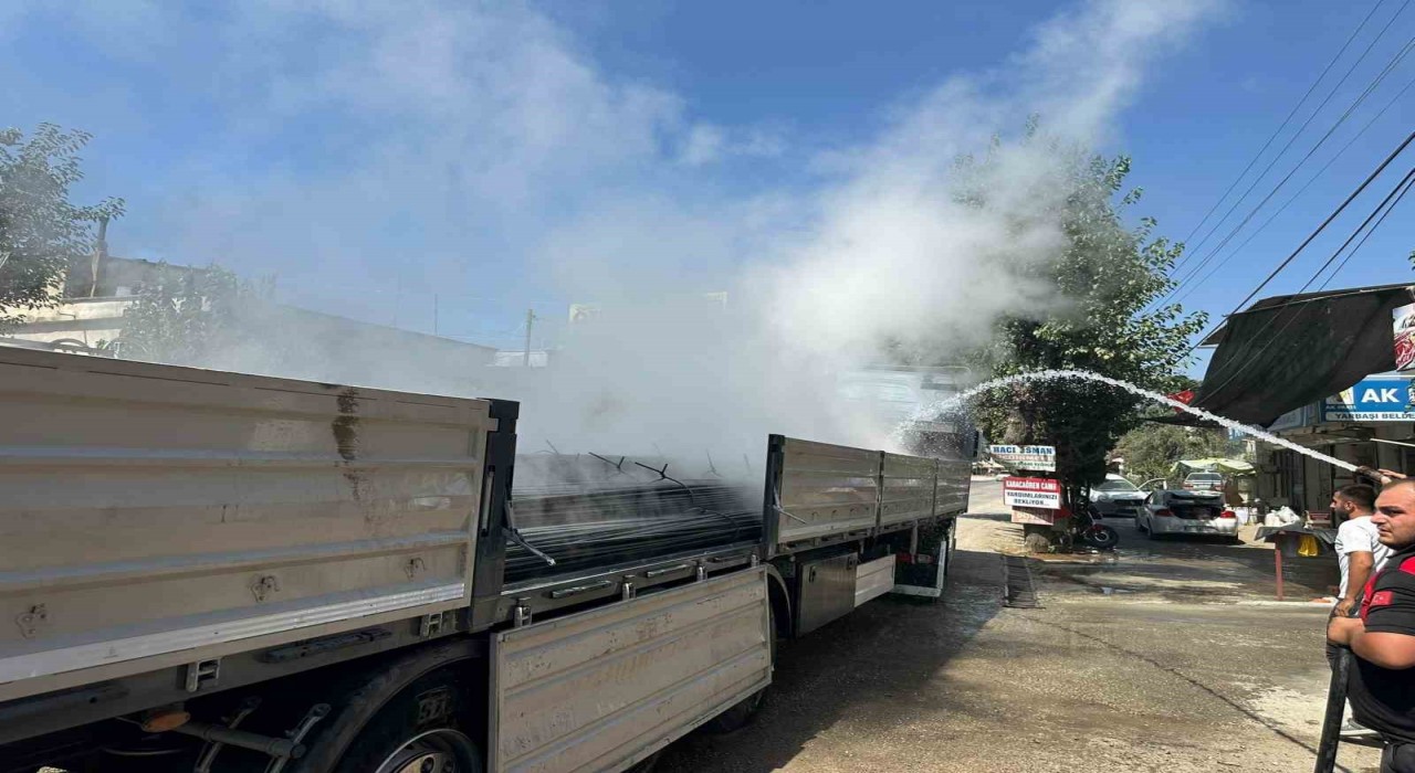 Osmaniyede demir yüklü tırda çıkan yangın söndürüldü