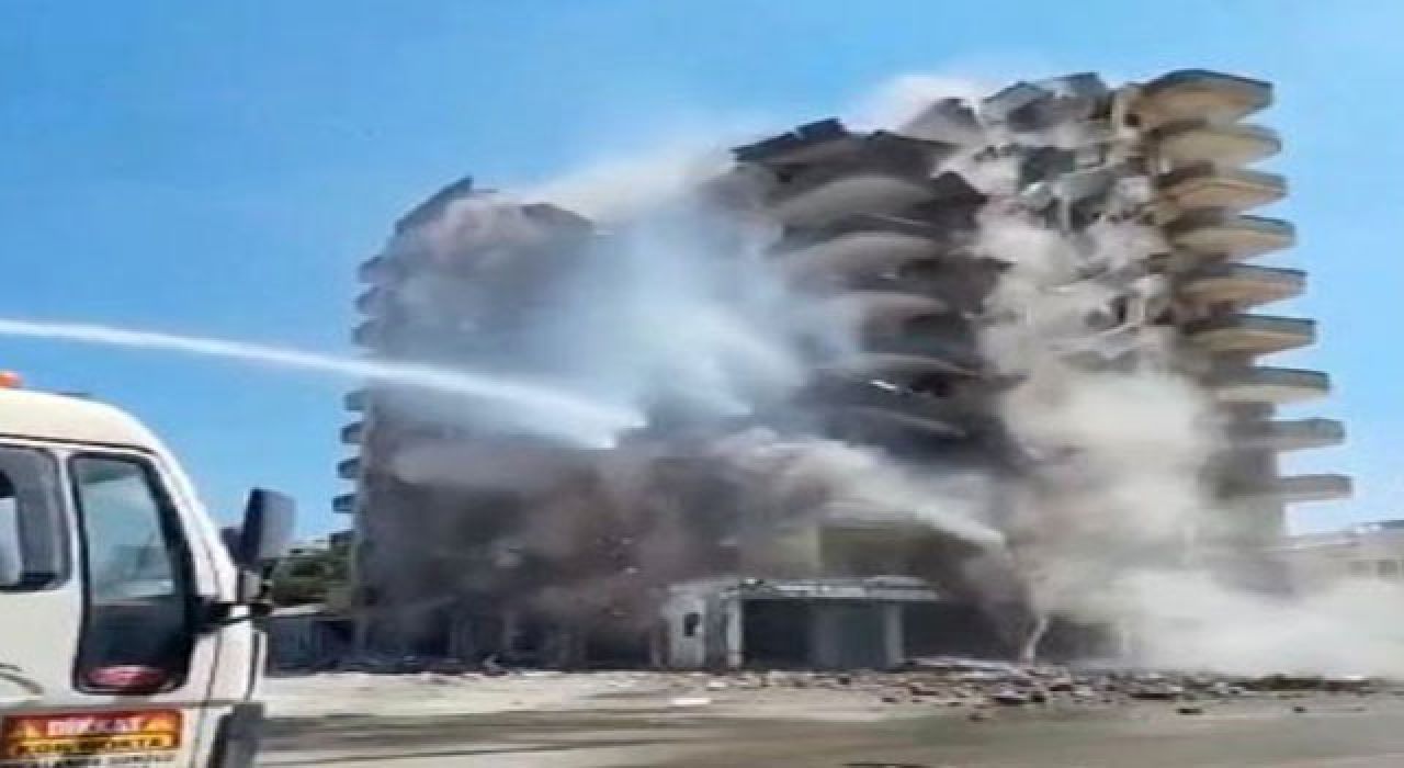 Osmaniye’de Depremde Hasar Gören 11 Katlı Berke Apartmanı Yıkıldı
