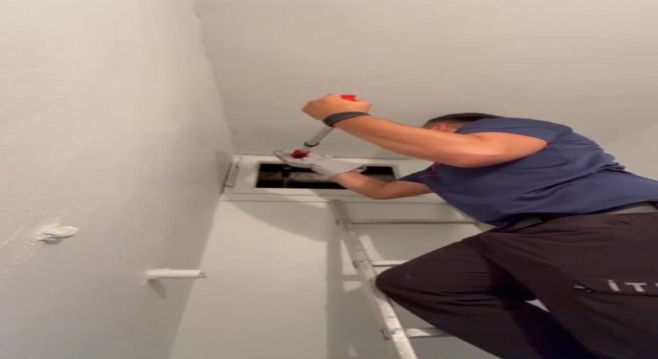 Osmaniyede havalandırma boşluğuna düşen yavru kedi kurtarıldı