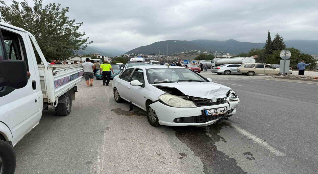 Osmaniyede iki otomobil çarpıştı: 3 yaralı