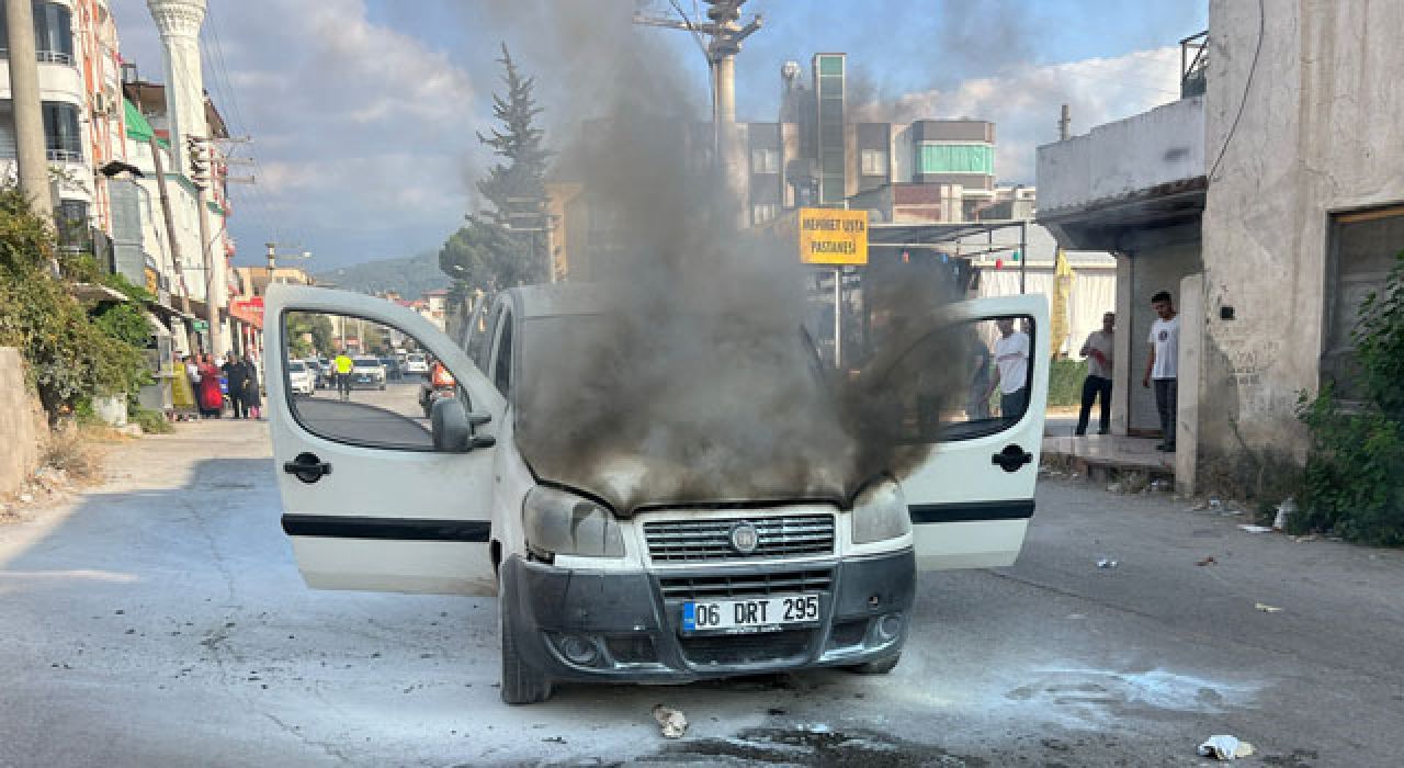 Osmaniye’de Seyir Halindeki Hafif Ticari Araç Alev Alev Yandı