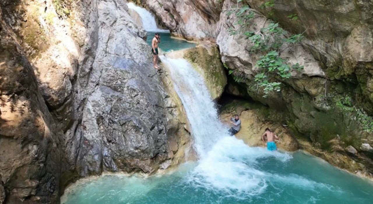 Osmaniye’de Sıcak Hava Vatandaşları Sarısu Şelalesi’ne Yönlendirdi