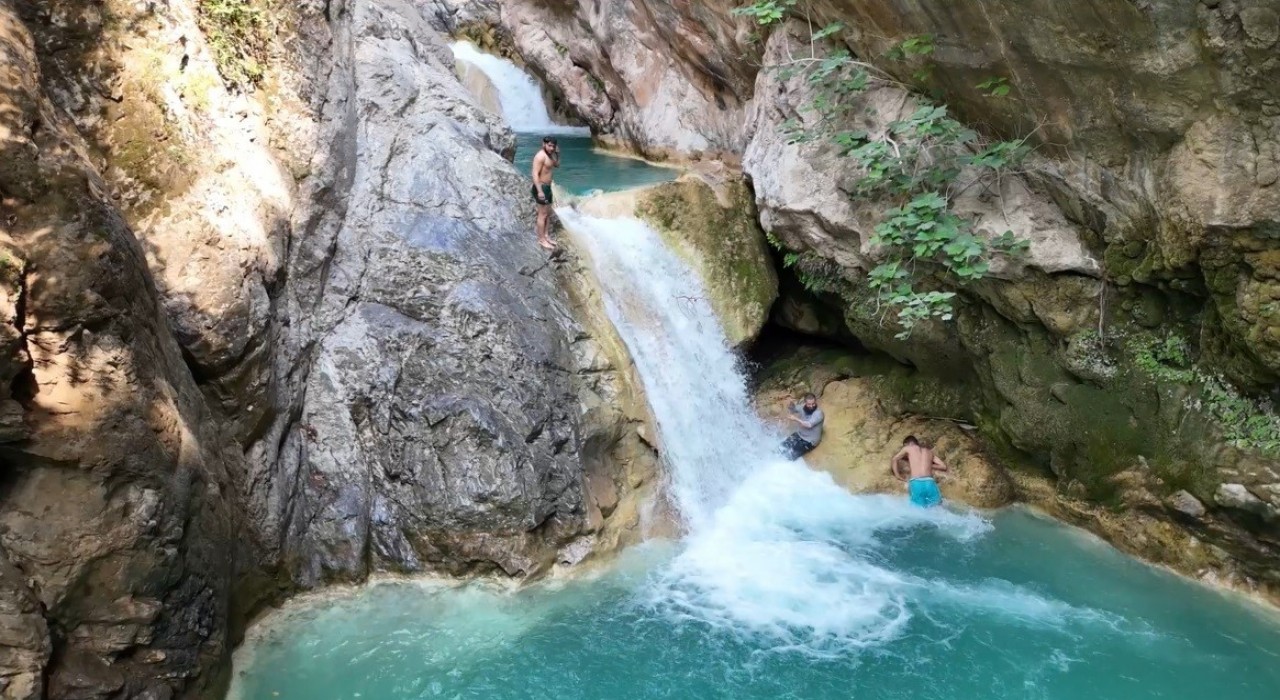 Osmaniyede sıcakta kaçanların durağı Sarısu Şelalesi oldu