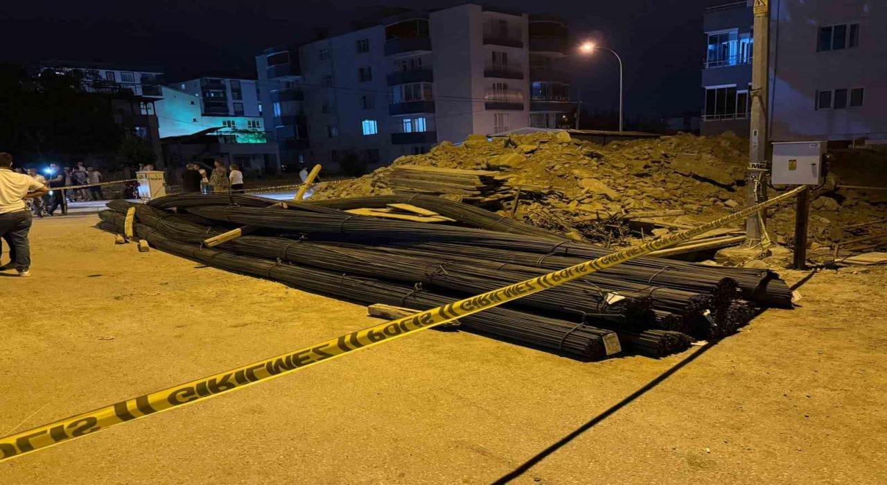 Osmaniyede tırdaki demirler motosikletin üzerine devrildi: 2 yaralı