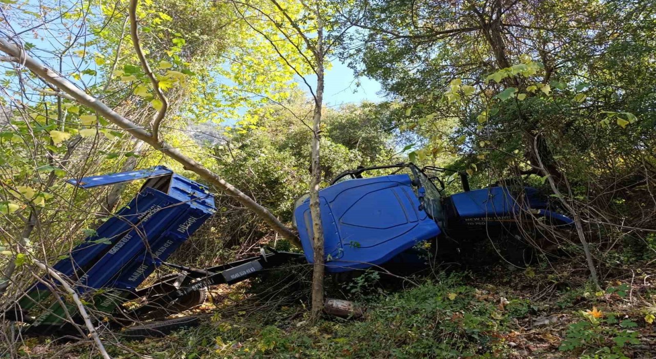 Osmaniyede traktör uçurumdan devrildi: 2si çocuk 5 kişi yaralandı