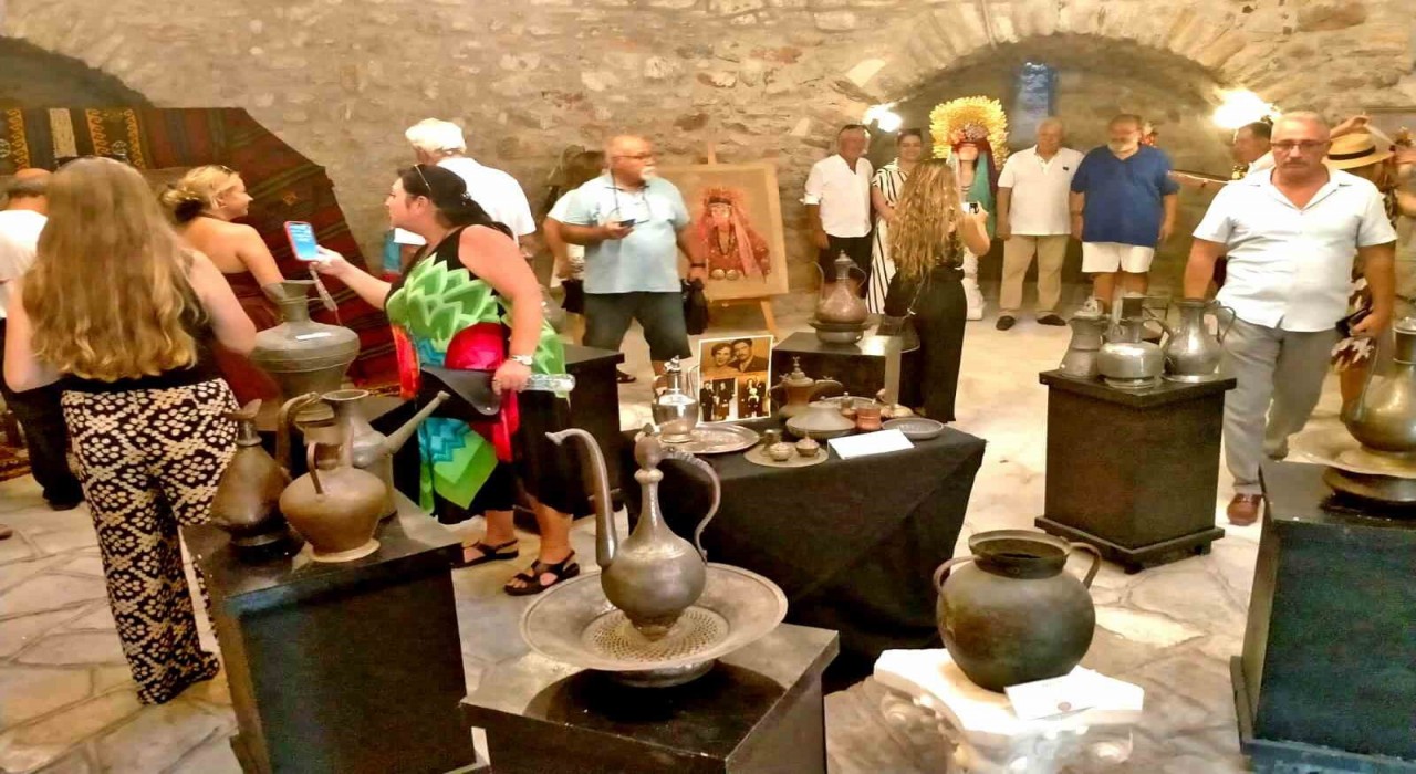 Osmanlı halk kıyafetleri ve yaşam kültürü Çeşme Kalesinde sergileniyor