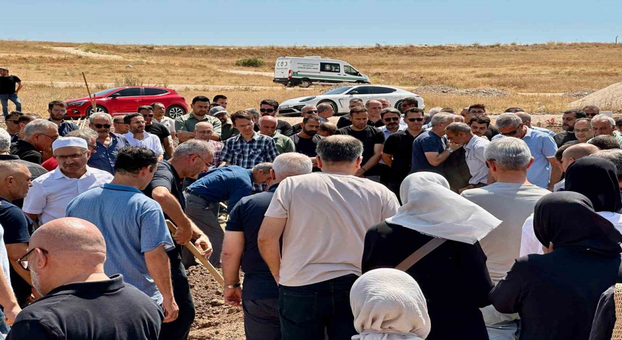 Otel havuzunda boğulan 9 yaşındaki çocuk Eskişehirde toprağa verildi