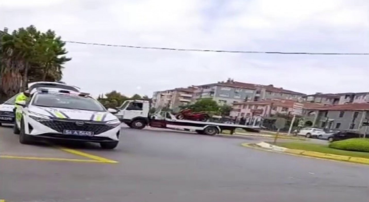Otomobil ile çarpışan motokurye hafif şekilde yaralandı
