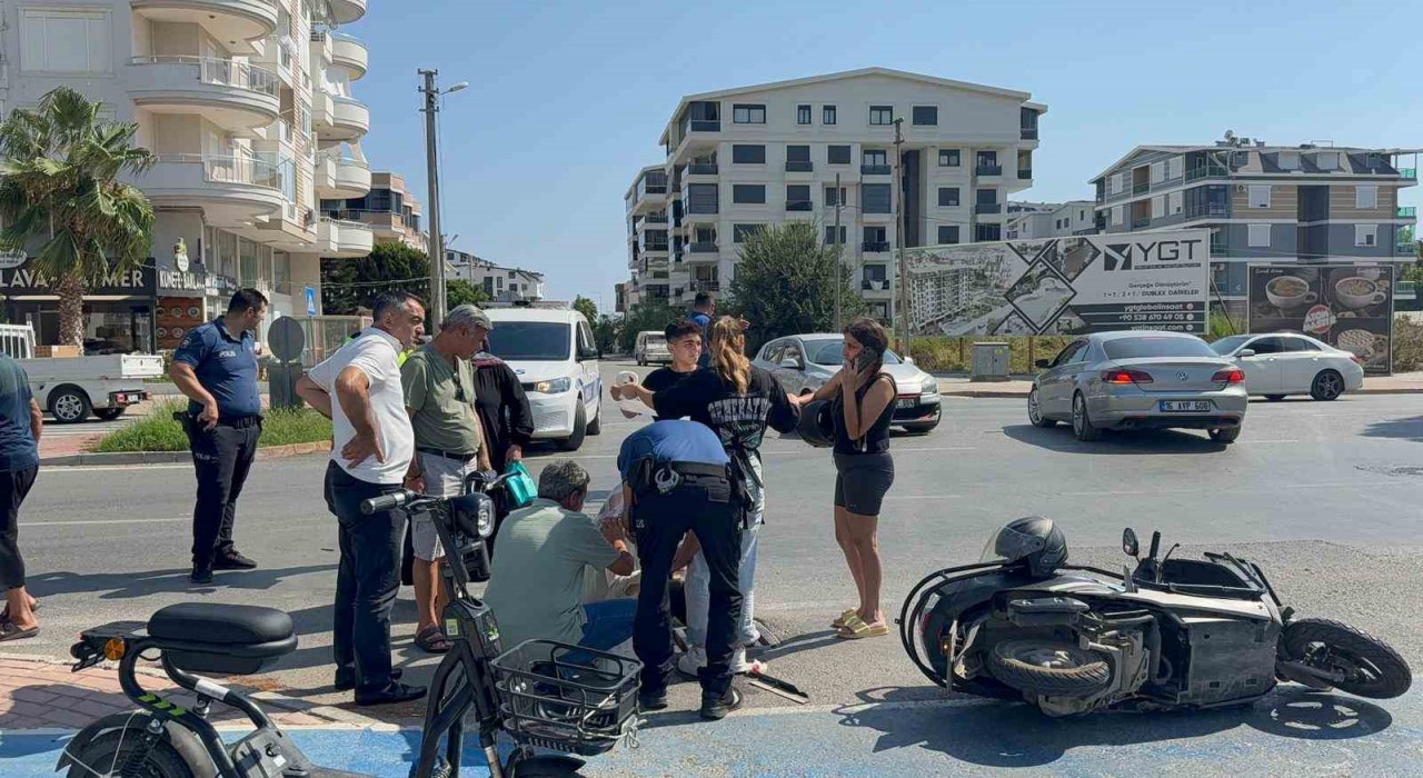 Otomobil ile motosiklet çarpıştı, yaralıya yoldan geçen doktor müdahale etti