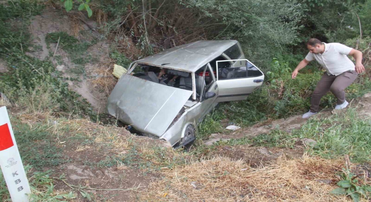 Otomobil kanala düştü: 3 yaralı