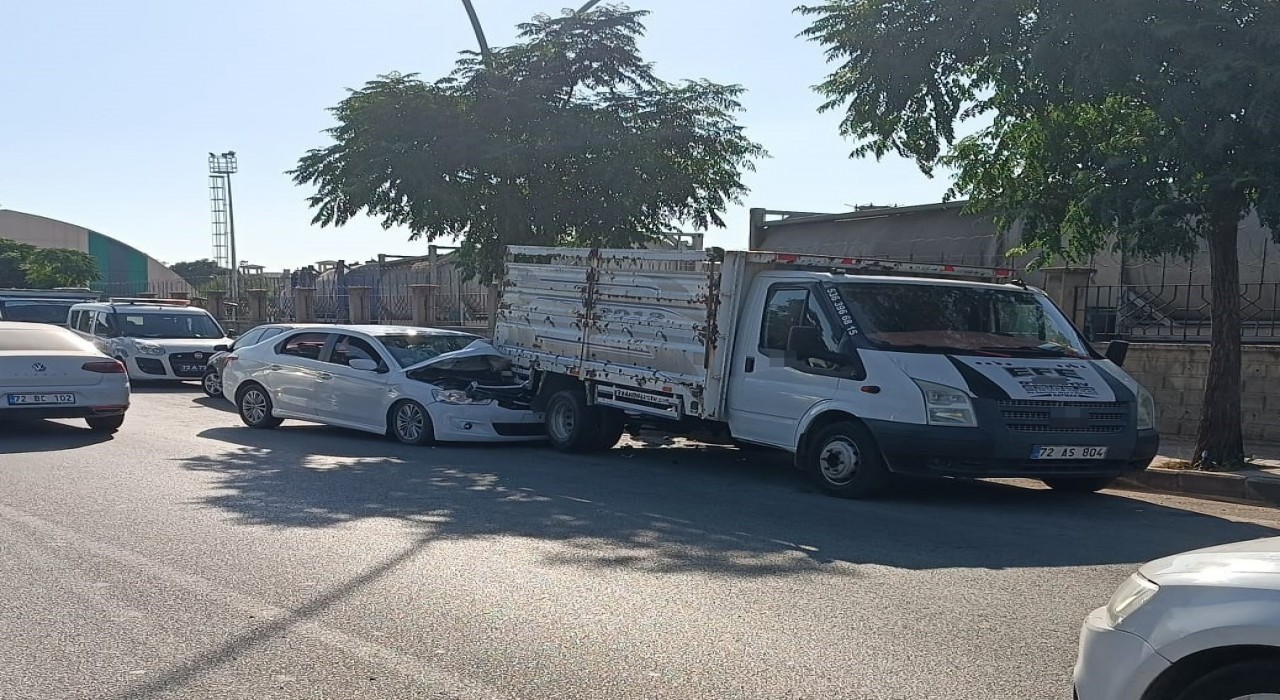 Otomobil park halindeki kamyonete çarptı: 1 yaralı