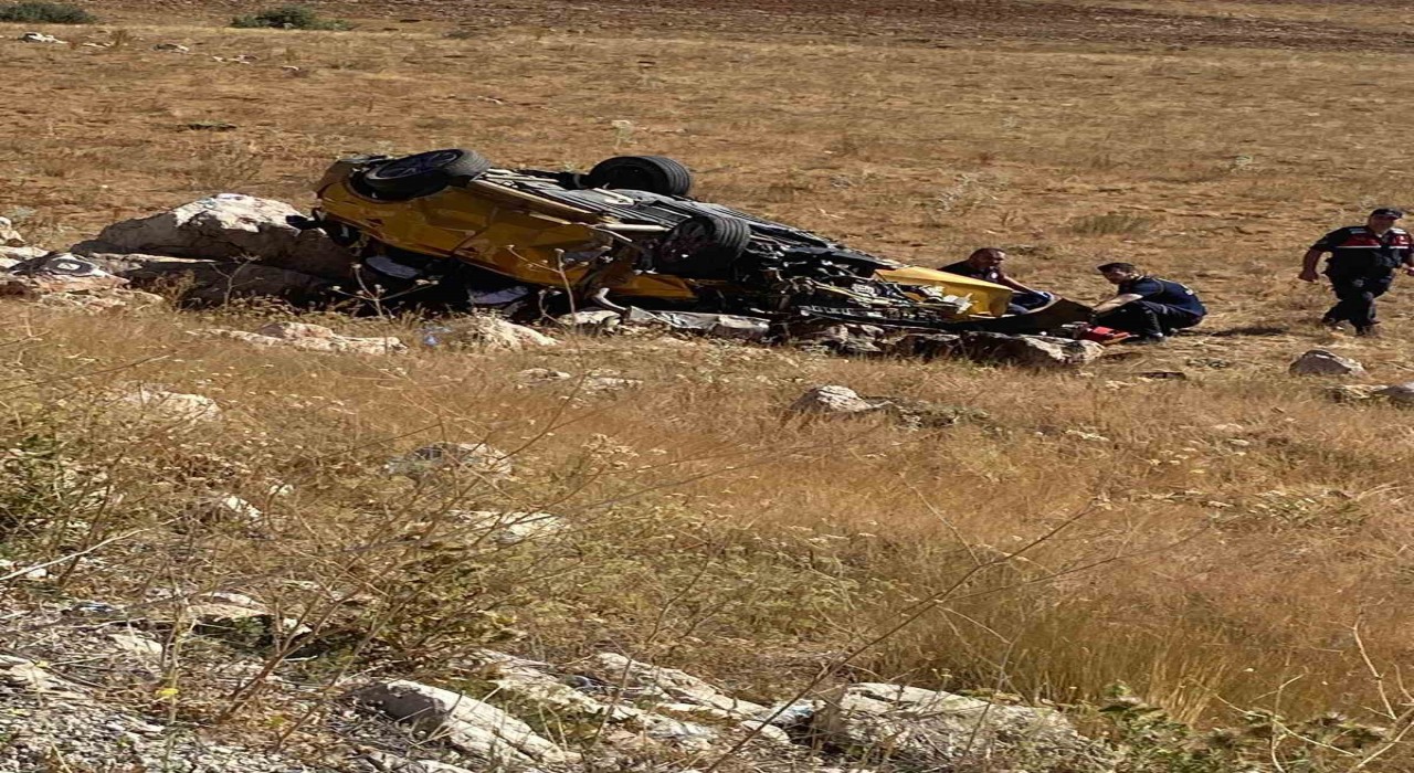 Otomobil şarampole devrildi: 1 ölü, 2 yaralı