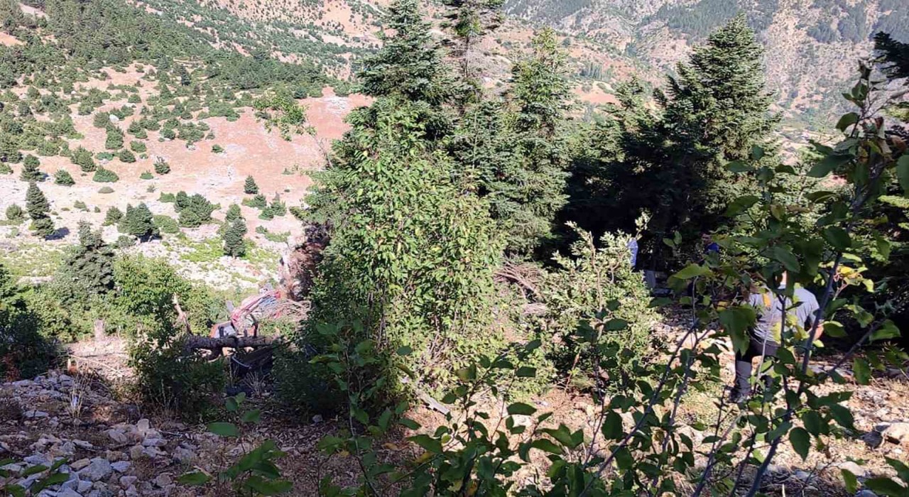 Otomobil uçuruma yuvarlandı: 2 ölü