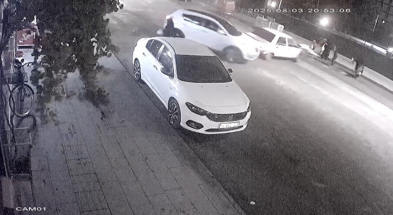 Otomobil, yaya geçidinde duran araca böyle çarptı: 2 yaralı