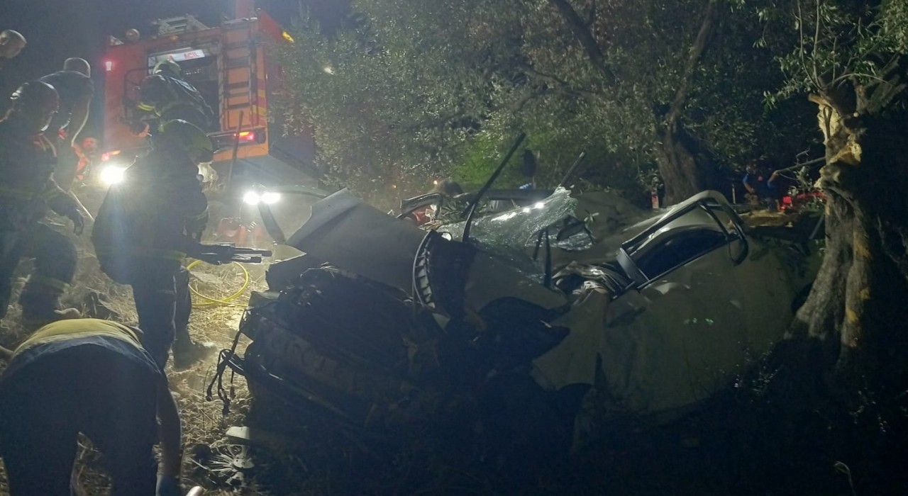 Otomobil zeytin bahçesine uçtu: 2 ölü, 1 yaralı