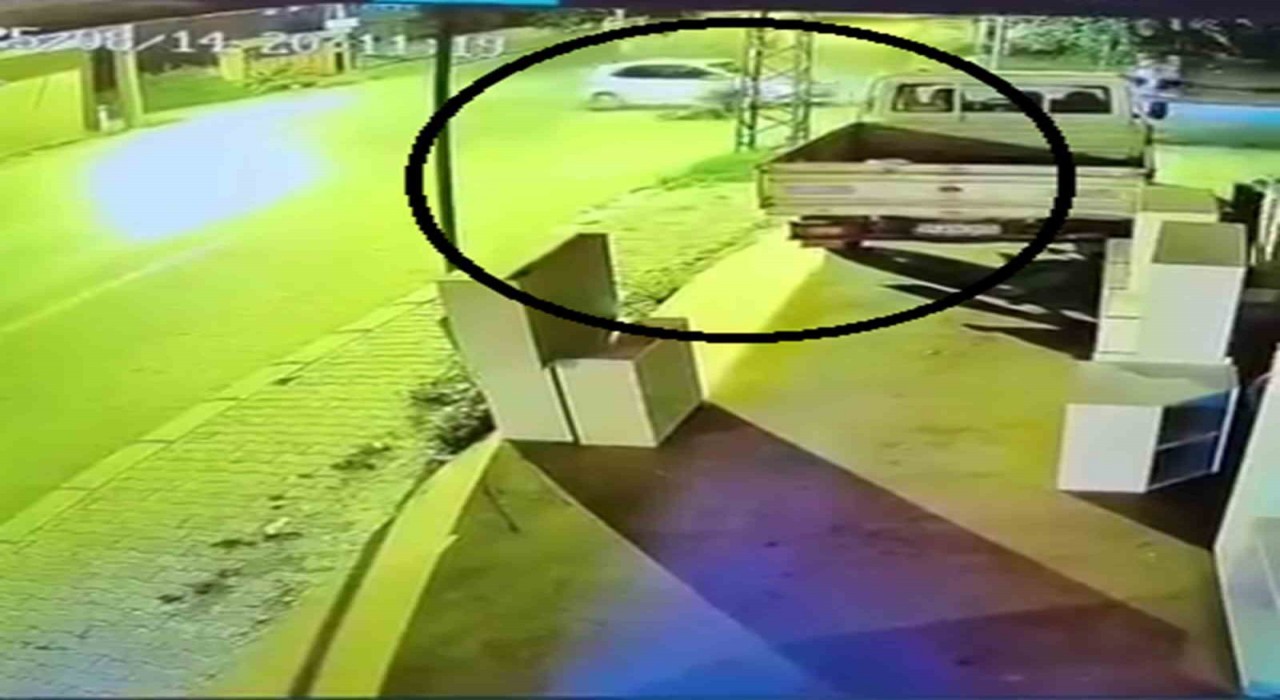 Otomobile ok gibi saplanan motosikletin sürücüsü metrelerce havaya uçtu