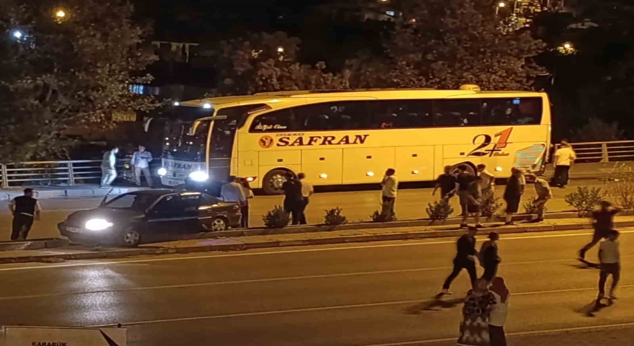 Otomobilin otobüse çarptığı anlar kamerada