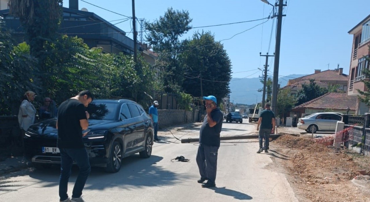 Otomobilin üzerine telefon direği devrildi