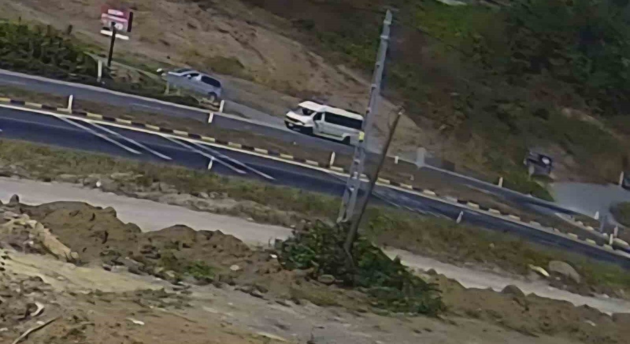 Otomobilin yaşlı adama çarptığı kaza anı kamerada