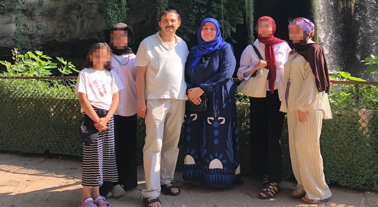 Otomobiliyle evine dönmek isteyen aileye dehşeti yaşattılar