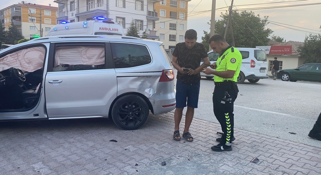 Otomobille çarpışan motosikletin sürücüsü ağır yaralandı