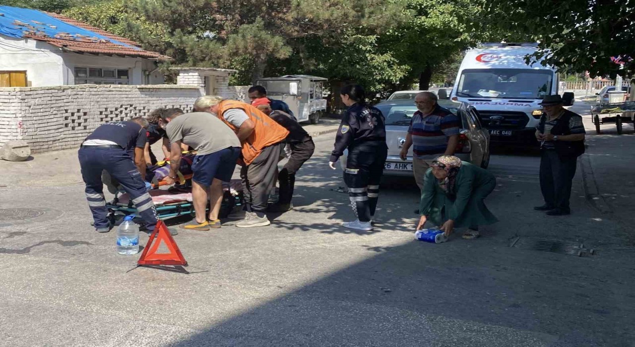 Otomobille çarpışan motosikletli kurye yaralandı