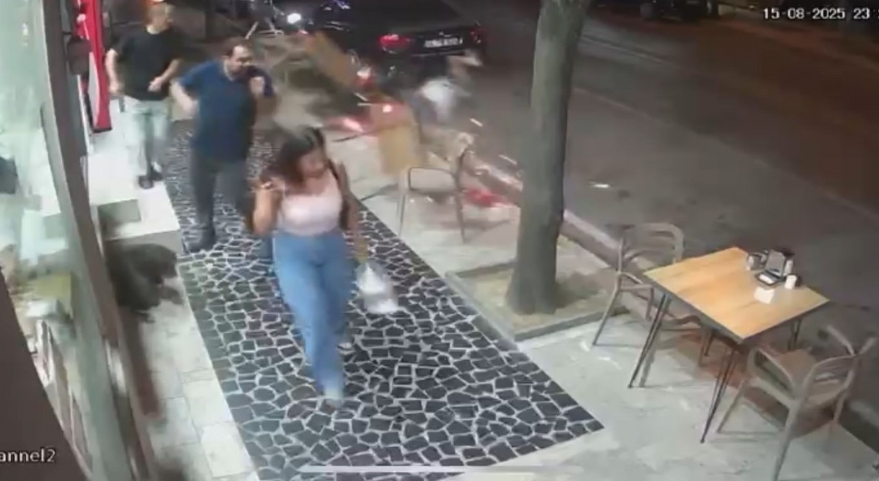 Otomobille çarpışan motosikletteki 2 kişi böyle savruldu: 3 yaralı