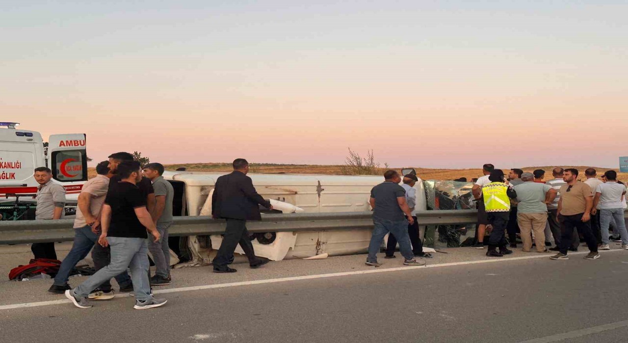 Otomobille midibüsün çarpıştığı kazada 10 kişi yaralandı